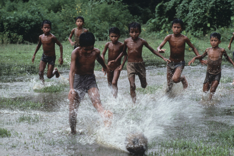 Fotó: Steve McCurry / Boys playing soccer in the flooded pastures, Bangladesh, 1983 / Photoshop: ?